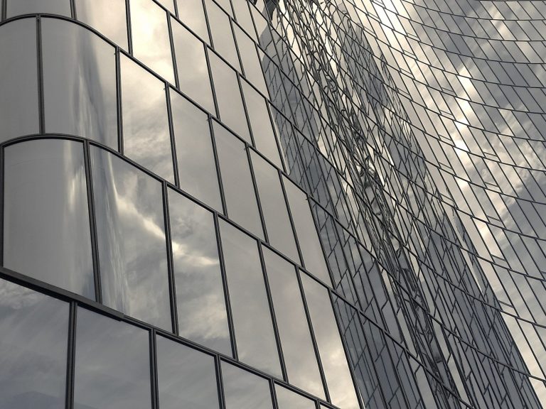 Reflektierende Glasfassade eines modernen Wolkenkratzers.
