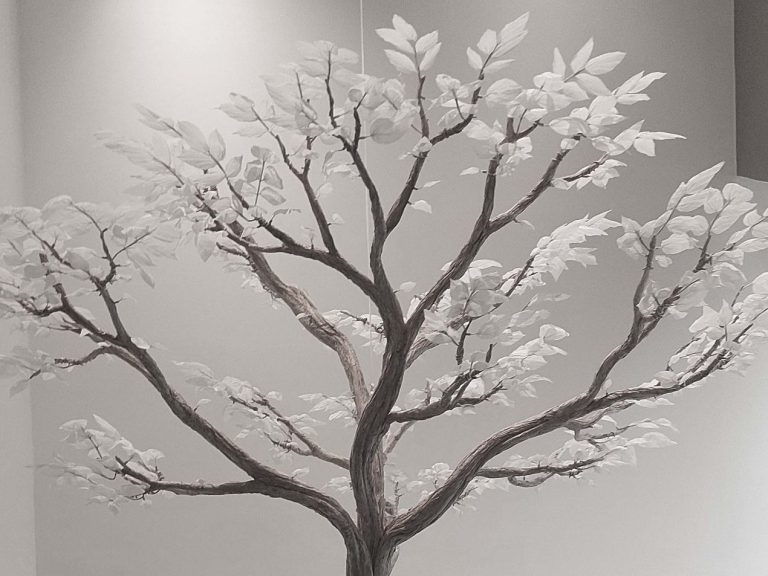 Blätterloser Baum mit feinen Ästen und einer minimalistischen, eleganten Struktur.