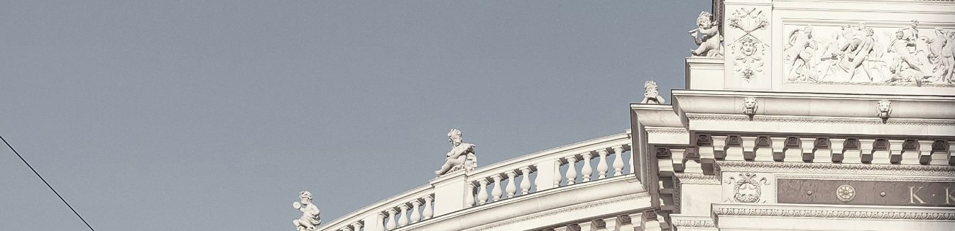 Architektonische Details eines historischen Gebäudes mit dekorativen Elementen.